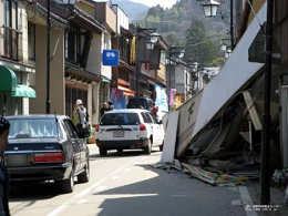 地震による住家被害と道路閉塞の写真