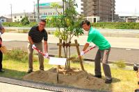 ヘーゼル市長と記念植樹