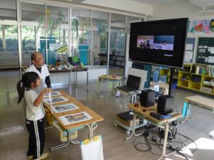 沼島小学校では、他の学校とリモート授業で交流しています。