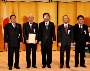 あわじ環境未来島特区指定書授与式での野田総理大臣との記念撮影の写真です