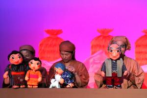 淡路人形座で上演された人形劇「稲むらの火」の写真です
