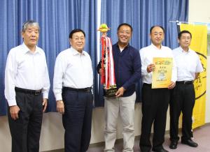 全国ご当地バーガーグランプリの受賞報告を受ける中田市長の写真です