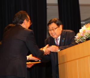 感謝状と松帆銅鐸の復元品を贈呈する中田市長の写真です