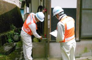 画像　熊本県益城町で家屋被害調査をする南あわじ市職員
