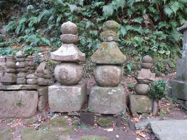 梶原景時の墓と伝えられている石造五輪塔（中央右）