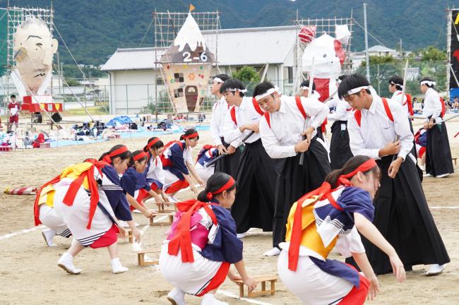 淡路三原高校の体育祭で踊られる道具踊（机踊）