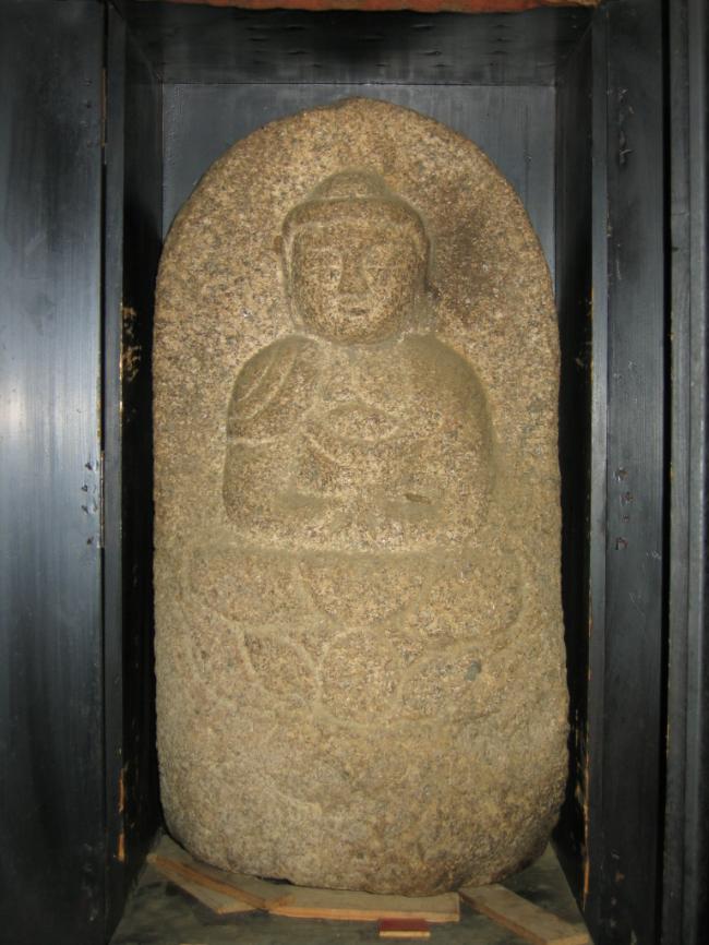 清浄寺の建物内で管理されている阿弥陀石仏