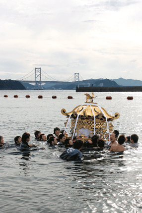 海に入水した神輿