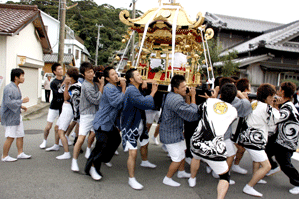 街中で練る神輿