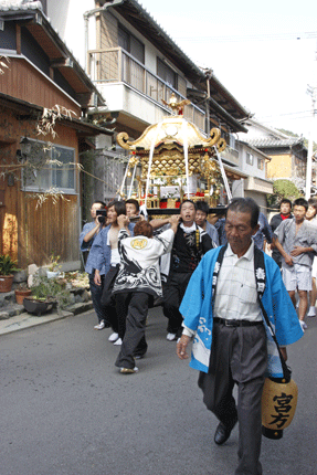 街中を練り歩く神輿