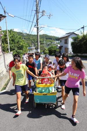 高台へ避難する子どもたちの写真です