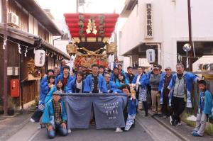 春祭りへの参加を通じて地域とのつながりを深める都市部の大学生の皆さん