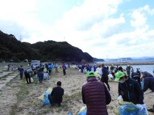 海岸を清掃する様子の写真２