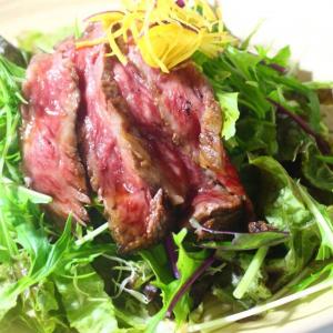 淡路牛のローストビーフのせスパイシーダーサラ