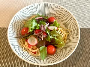 彩り野菜と三種の生パスタサラダ