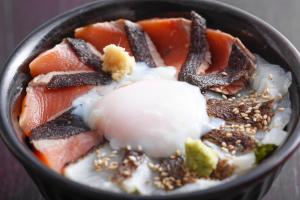 サクラマス炙り丼