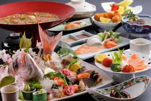 桜会席コース（全11品） ※写真の刺身盛り合わせは2人前。