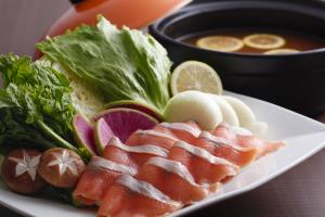 サクラマスと春野菜の食べるスープ鍋