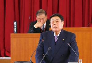 施政方針を述べる中田市長