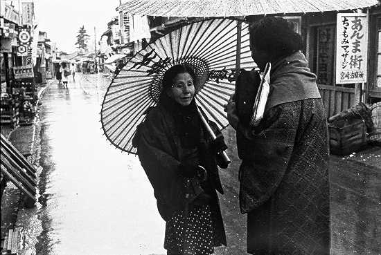 雨の日の商店街