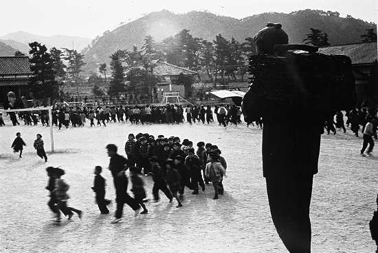 暖をとるために校庭を走る子供たち