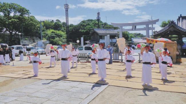 国の重要文化財指定記念に行われた神前報告会　前列 亀岡踊　後列 花の踊（大踊）