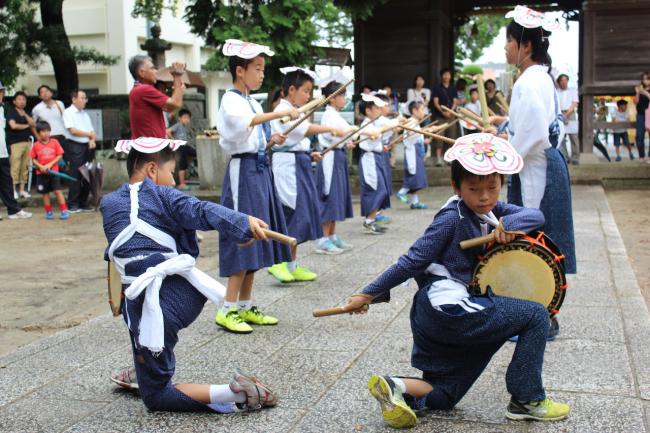 府中八幡神社で奉納されるささら踊りの様子