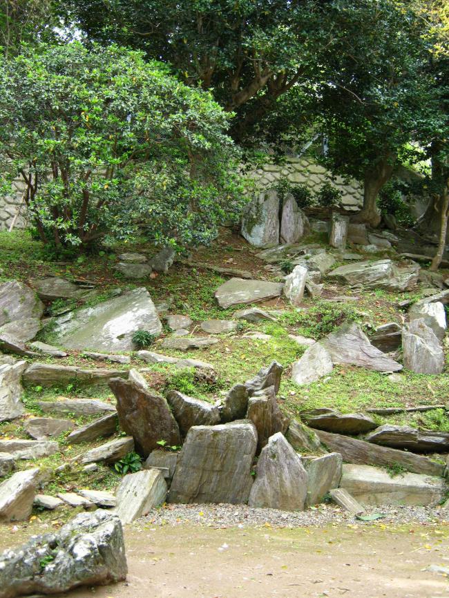 写真中央に滝を表現した枯山水庭園