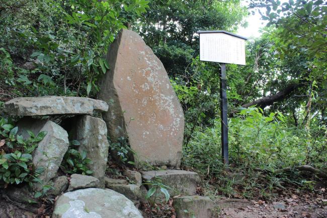 熊野神社本殿に向かって右の土地に立つ板碑