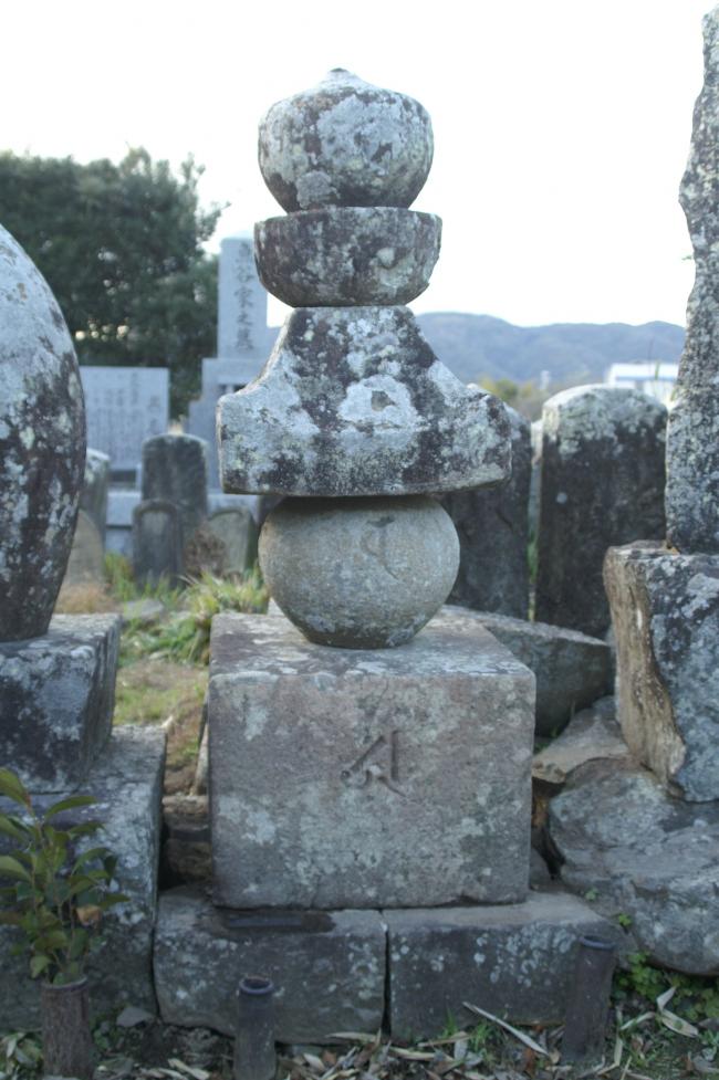 賀集野田の墓地に立つ五輪塔