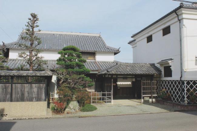 旧国道沿いに建つ田中家住宅