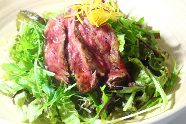 淡路牛のローストビーフのせ スパイシーダーサラ