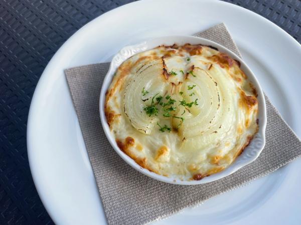 淡路牛の挽き肉と玉ねぎのミニグラタン