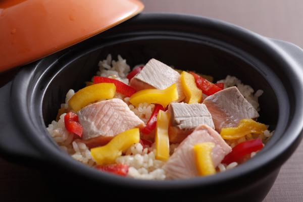 サクラマスと春野菜の食べるスープ鍋（パエリア）