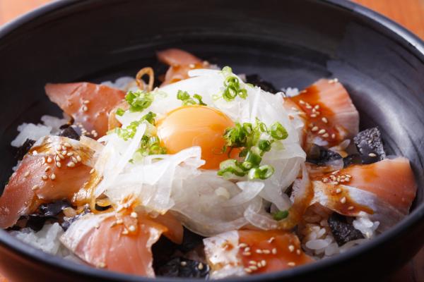 サクラマスと新玉葱のユッケ丼