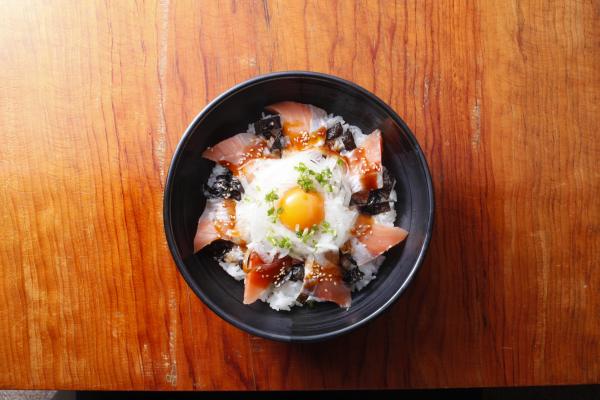 サクラマスと新玉葱のユッケ丼
