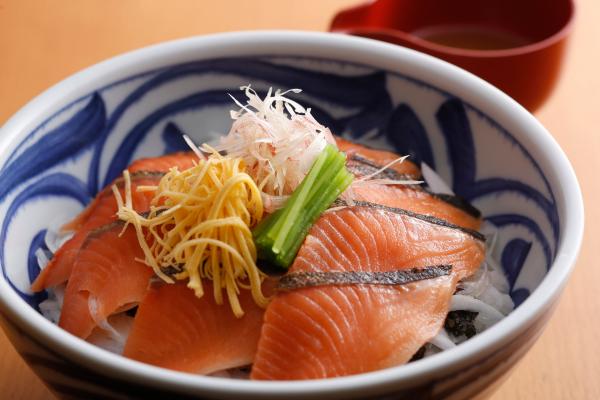 淡路島サクラマス炙り丼 ( ランチ・ディナーも提供 )